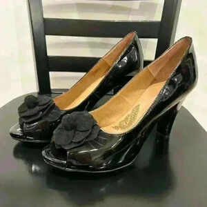 Sofft Black Patent Leather Peep‎ Toe Flower Pumps, Size 9.5